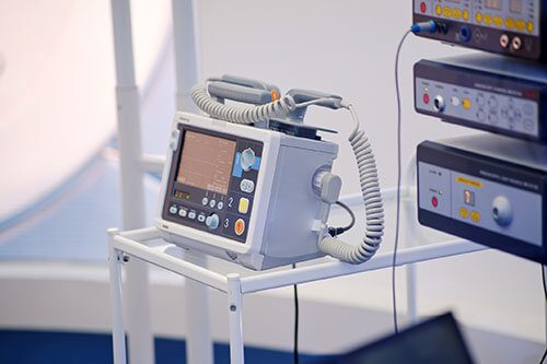 GettyImages-1670475663-copy A medical device is sitting on top of a table.